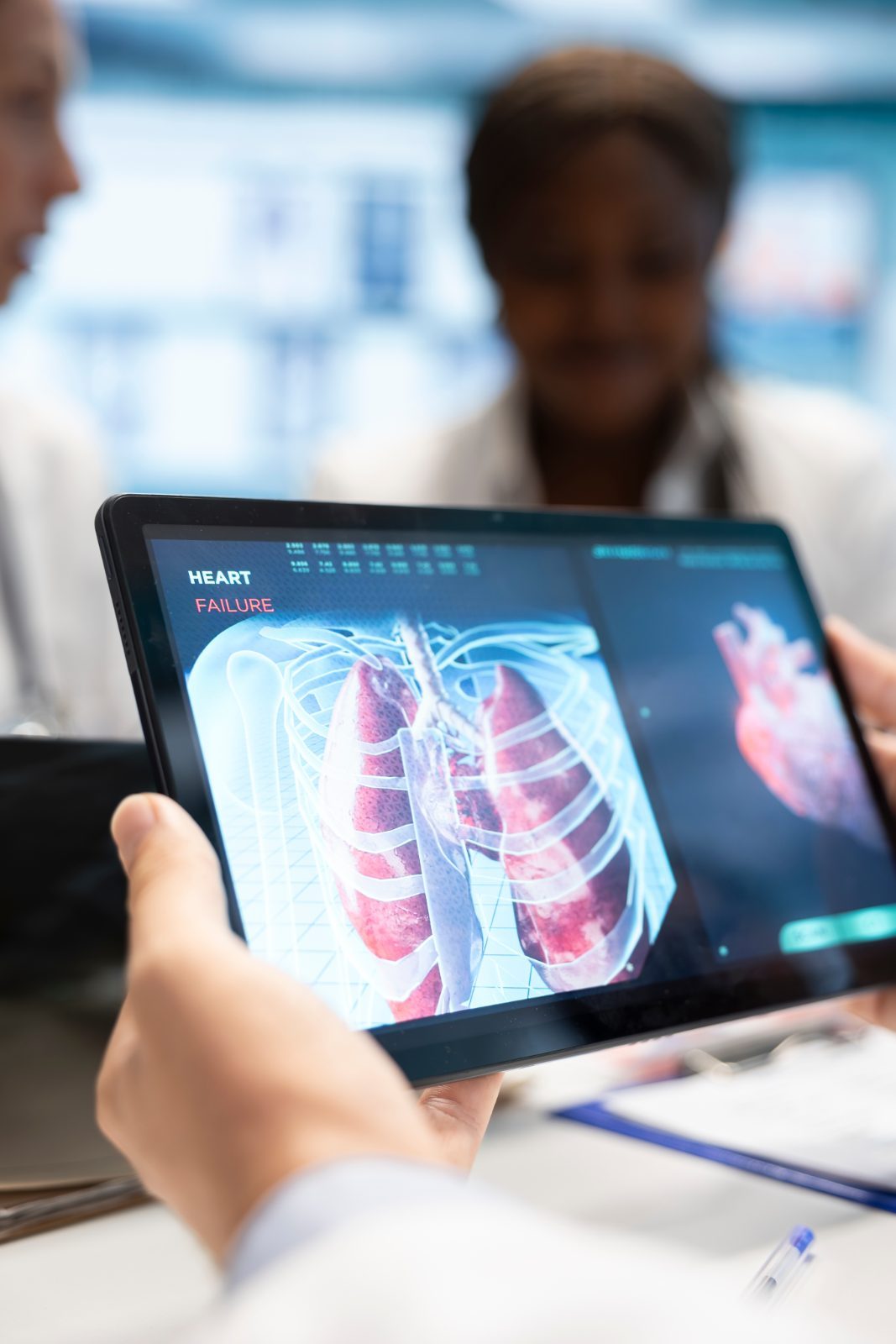 Médica analisa exame de imagem do tórax e abdome em um tablet