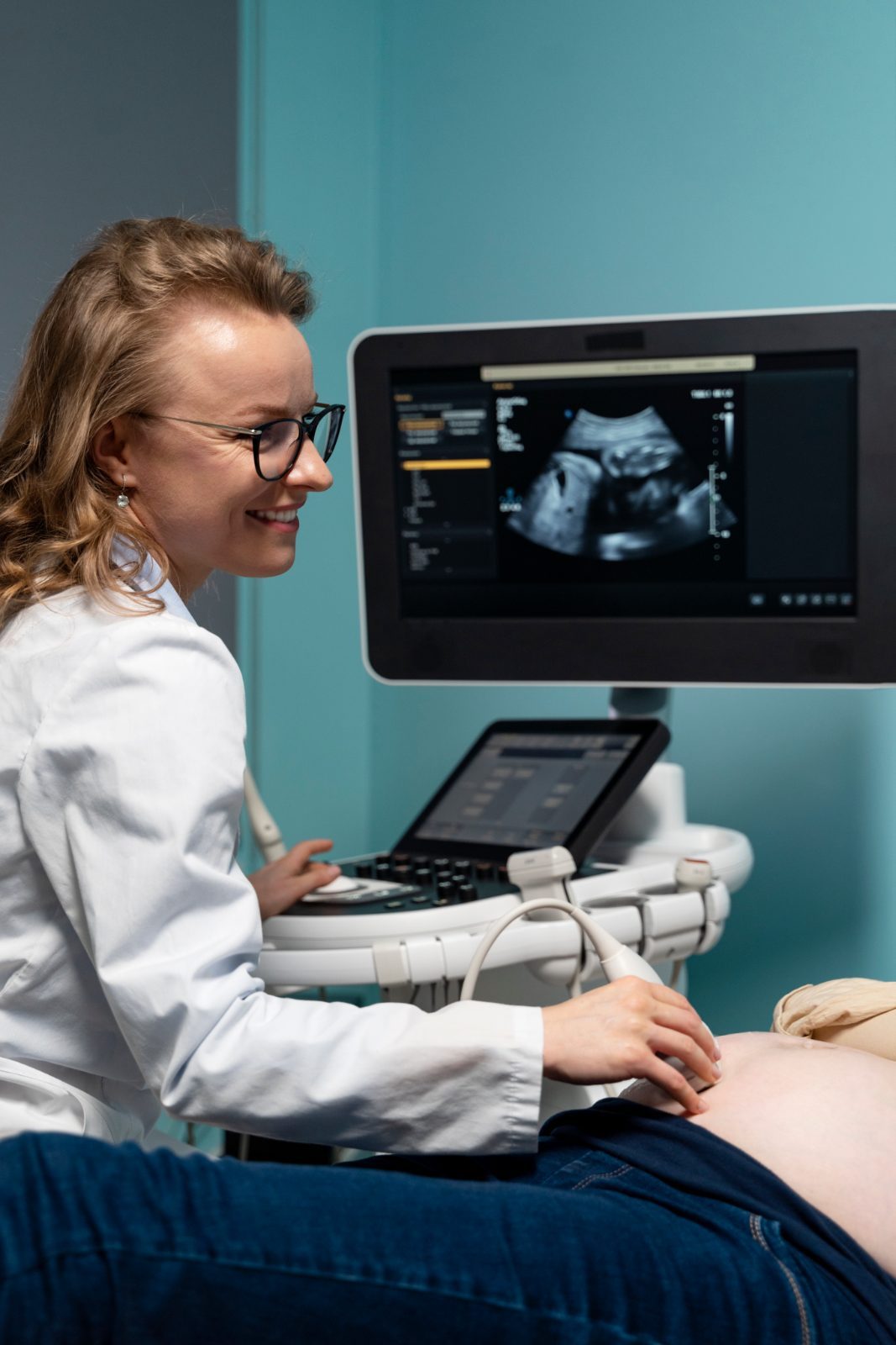 Médica faz ultrassom em gestante