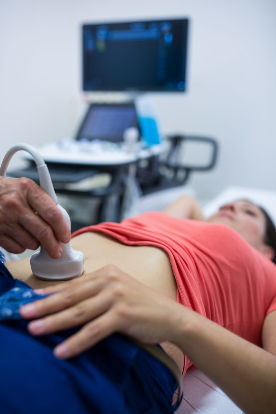 Ultrassom na barriga de uma paciente deitada