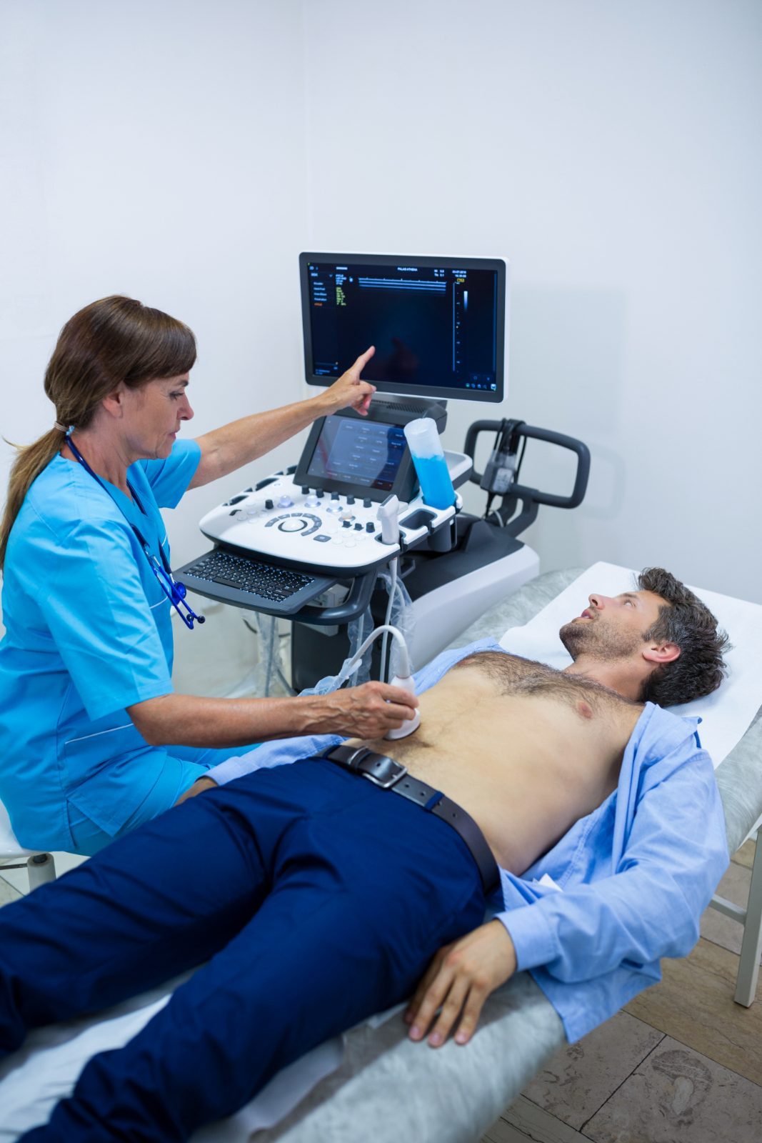 Ultrassom abdominal em paciente deitado na maca