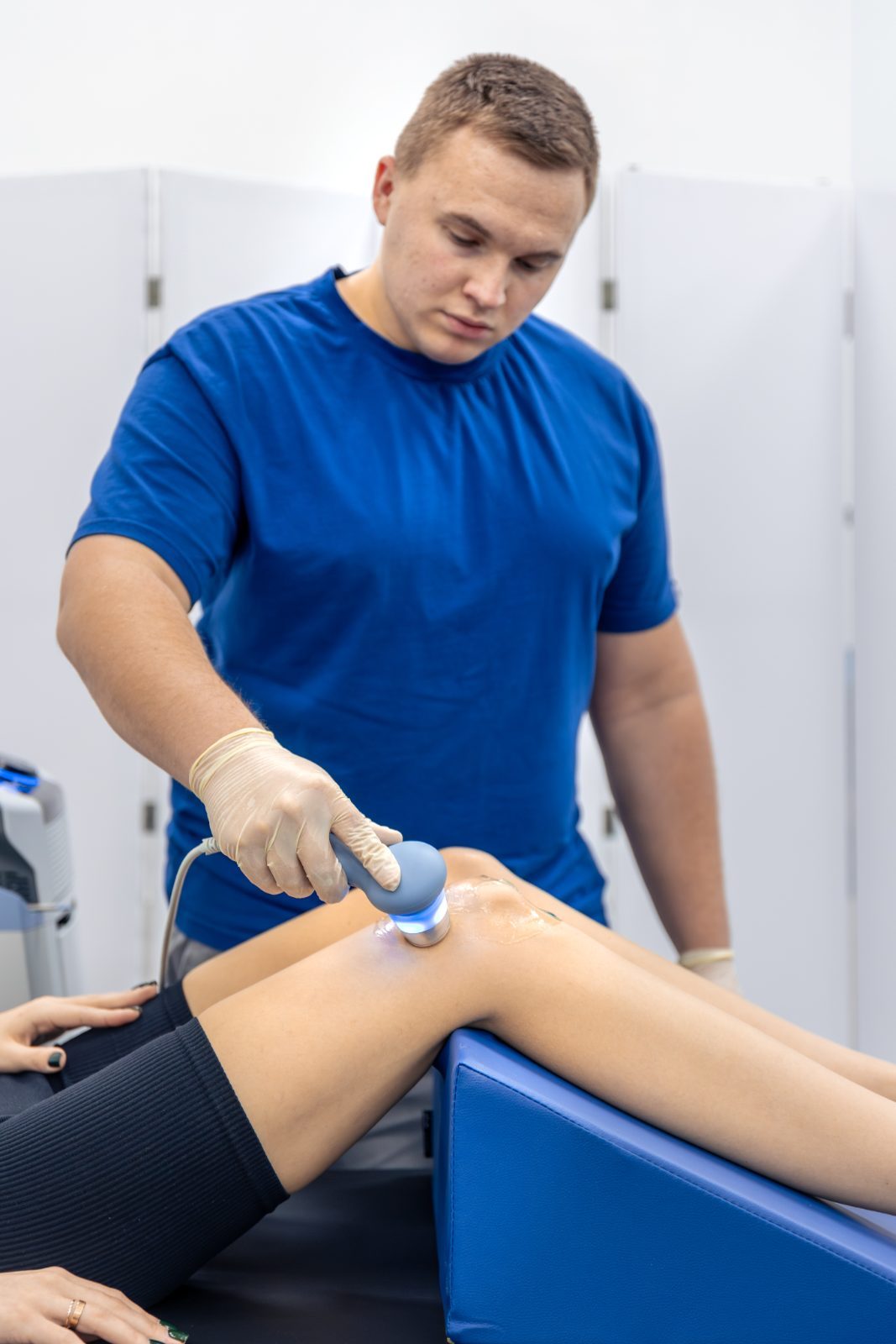 Ultrassom musculoesquelético no joelho de um paciente