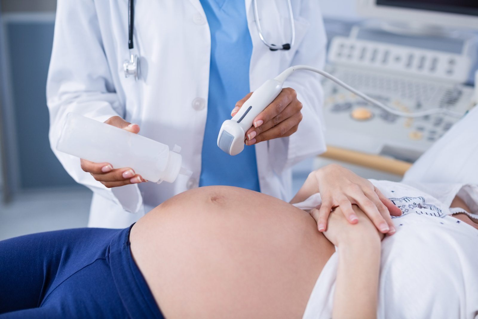 Ultrassom obstétrico na barriga de uma gestante